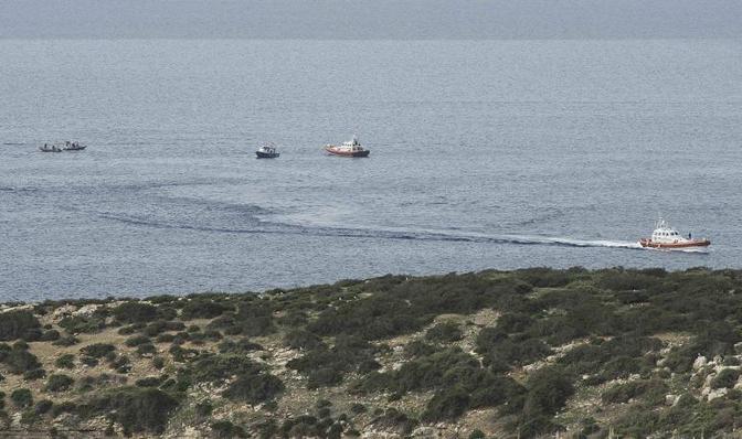 Le ricerche al largo di Lampedusa. Reuters